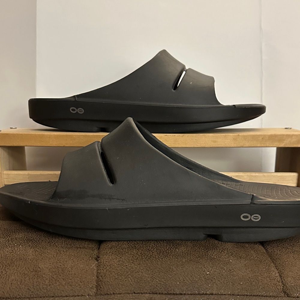 OOFOS Men's Slide Sandals in Black
